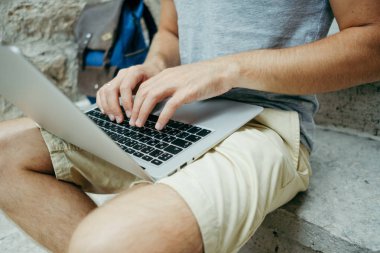 Laptop, serbest meslek sahibi (Gezgin) t çalışma closeup adam eller