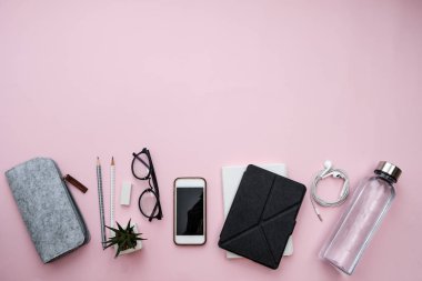 Gözlük, dizüstü bilgisayar, telefon, sac, kalem ile ofis işyeri, 