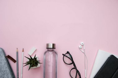 Gözlük, dizüstü bilgisayar, telefon, sac, kalem ile modern çalışma alanı, 