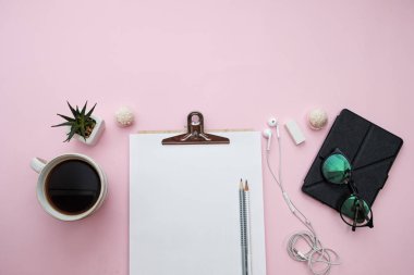 Çalışma alanı iş serbest kavramı ile kağıt, defter, p