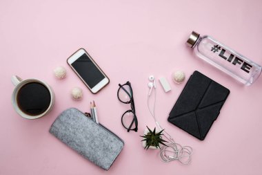 Yaratıcı düz, çalışma masası, dizüstü bilgisayar, telefon, blo yatıyordu