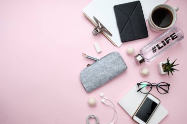 metin notebo ile çalışma masası yaratıcı düz lay için yer