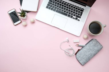 Kadın çalışma alanıyla ile dizüstü bilgisayar, dizüstü bilgisayar, telefon, yaprak ile, 