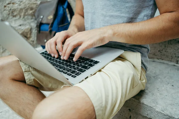 Laptop, serbest meslek sahibi (Gezgin) t çalışma closeup adam eller