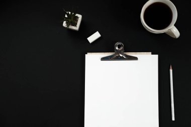 Ev ofis çalışma alanı mockup, kahve, yapılacaklar listesi ile bitki ve