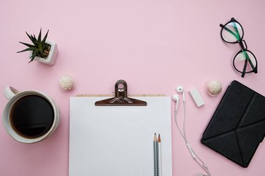 Yapılacaklar listesi, defter, kalem ile kadın çalışma alanı serbest kavramı