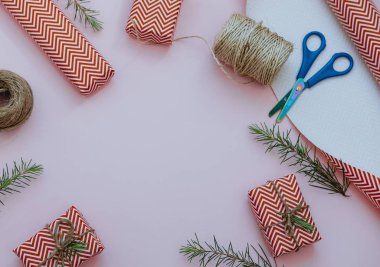 Kırmızı Noel hediye kutuları, ambalaj, pembe sicim, çam dalı 