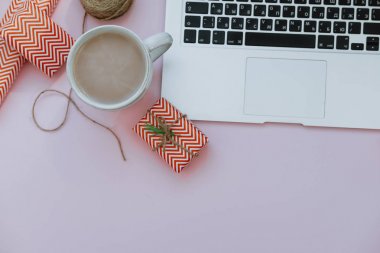 Çalışma alanında Noel stiliyle laptop ve sıcak kakao, Dekorasyo