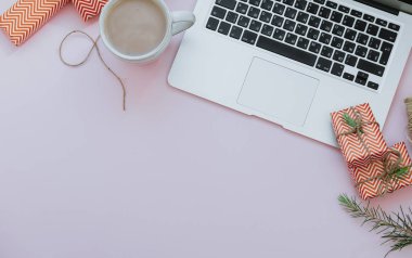 Çalışma alanında Noel tarzı dizüstü bilgisayar, dekoratif hediyeler ve s