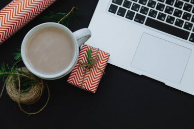 Dizüstü bilgisayar, dekoratif kırmızı hediyeler ve spru kakao fincan Üstten Görünüm