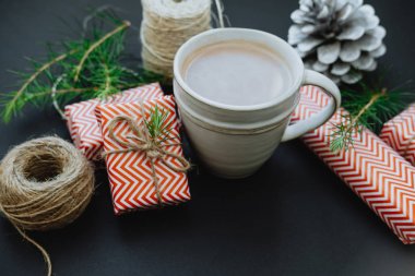 Noel kompozisyon kırmızı Noel hediyesi b ile fincan sıcak kakao