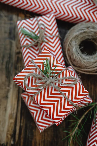 Horizontal foto caixas de presente de Natal, embalagem, cordel, abeto br — Fotografia de Stock