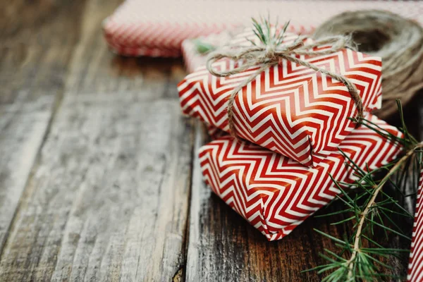 Primo piano Natale Confezioni regalo, imballaggio, spago, ramo di abete rosso su un — Foto Stock