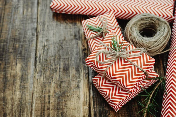 Caixas de presente de Natal, embalagem, cordel, ramo de abeto em uma madeira — Fotografia de Stock