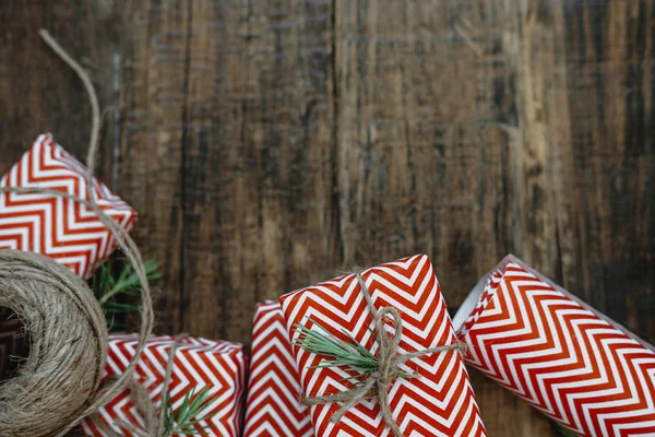 상위 뷰 크리스마스 레드 선물 상자, 포장, 꼬기, 스프루 스 지점 — 스톡 사진