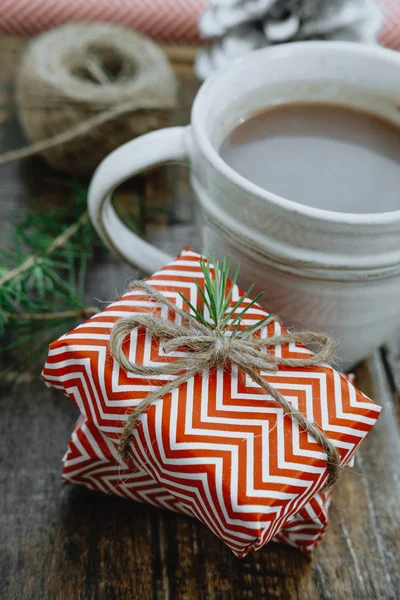Cup of Hot cocoa with Red Christmas Gift boxes, packing, twine, — Stock Photo, Image