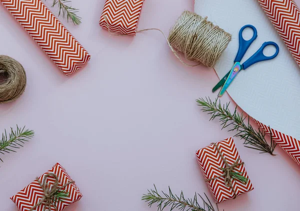 Kırmızı Noel hediye kutuları, ambalaj, pembe sicim, çam dalı 