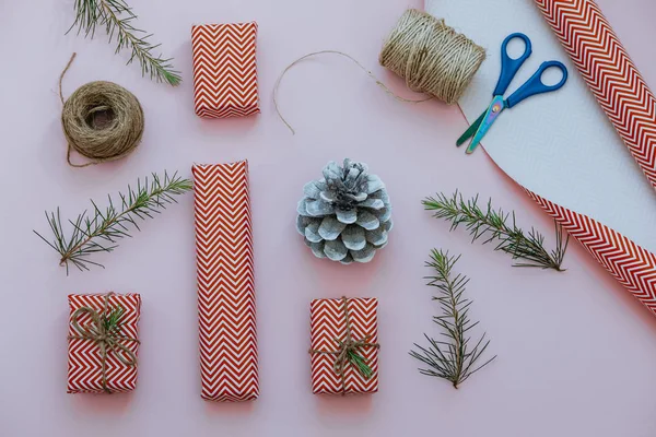 レッド クリスマス ギフト用の箱、パッキング、ピンクのひも、小ぎれいなな枝 — ストック写真