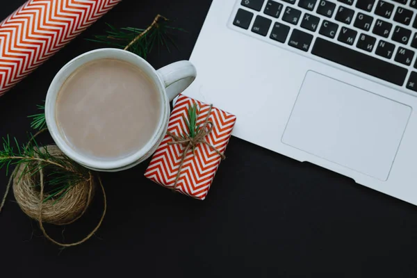 Dizüstü bilgisayar, dekoratif kırmızı hediyeler ve spru kakao fincan Üstten Görünüm