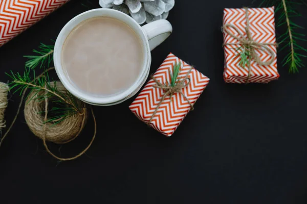 Koffie met Red Christmas Gift boxes, verpakking, bindgaren, vuren beha — Stockfoto