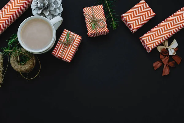 Cup of Hot cocoa with Red Christmas Gift boxes, packing, twine, — Stock Photo, Image