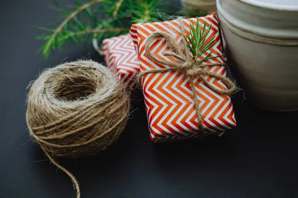 Nahaufnahme rote Weihnachtsgeschenkboxen, Verpackung, Bindung, Fichtenzweig — Stockfoto