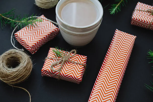 Karácsony Közelkép összetétele csésze forró kakaót a piros karác — Stock Fotó