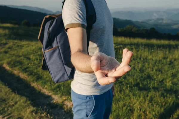 Närbild av en mans traveler hand under sommaräventyr — Stockfoto