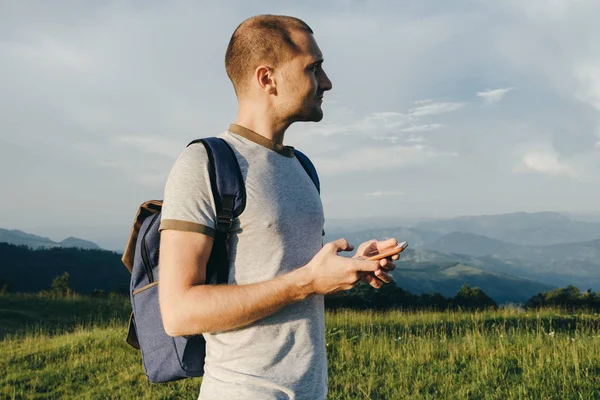 Vértes egy férfi kezét, aki mobiltelefon ellen mountai — Stock Fotó