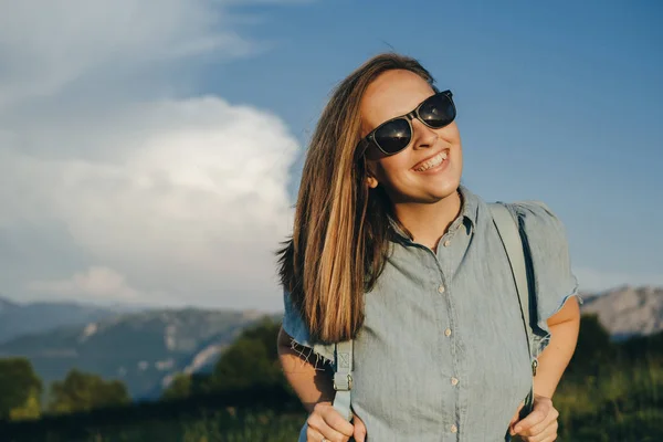 女性旅行者の魅力的なブルー バックパック sunglassesagainst — ストック写真