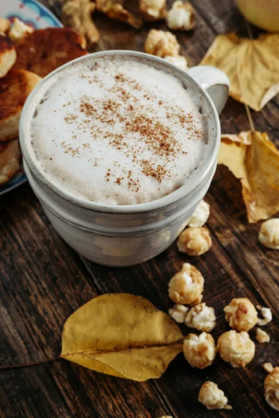 Warme chocolademelk (koffie) met popcorn, appel, taarten, bladeren op de oude — Stockfoto
