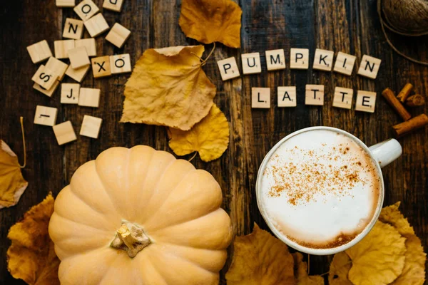 Balkabağı lattee ahşap bloklar bir rustik ahşap arka plan zekâ karşı