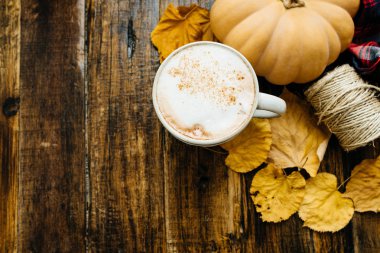 Üstten Görünüm kabak latte baharatlı veya kahve Kupası, Kuru yaprakları, hediye