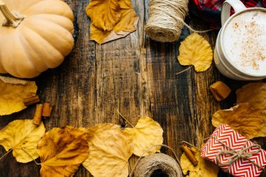 Sütlü kabak baharatlı veya kahve Kupası, Kuru yaprakları, hediyeler bir vi