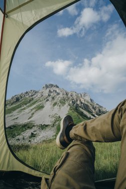 Dağ manzarası monte üzerinde turist çadırına gelen görüntülemek