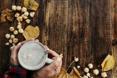 Patlamış mısır, Kuru ile sıcak cappuccino kadının elini bırakır wo üzerinde