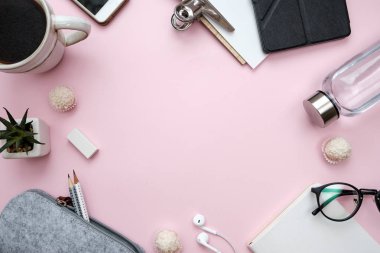 Modern çalışma alanı gözlük, dizüstü bilgisayar, telefon, sac, kalemler, wate