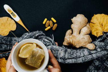 Çay, limon, termometre, zencefil, closeup kadınların elleri iz