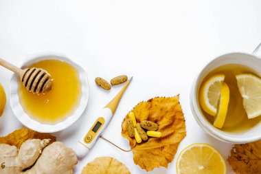 Soğuk kavramı. Çay limon, termometre, ginger, tatlım, tablet ile