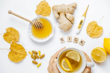 çay, ahşap kelime hasta, limon, termometre, zencefil, ho eller