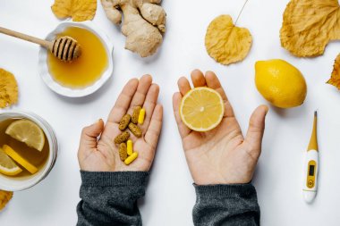 Üstten Görünüm kadın elleriyle Tablet ve limon, çay, ahşap kelime si