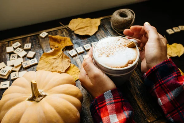 Balkabağı latte ahşap bloklar bir rustik ahşap arka plan ile — Stok fotoğraf