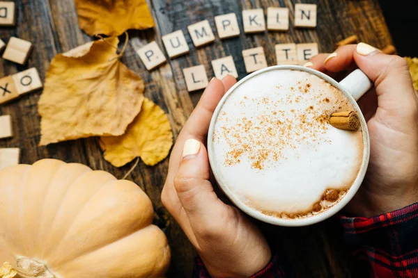 Üstten Görünüm balkabağı latte ahşap bloklar bir rustik ahşap backgr karşı
