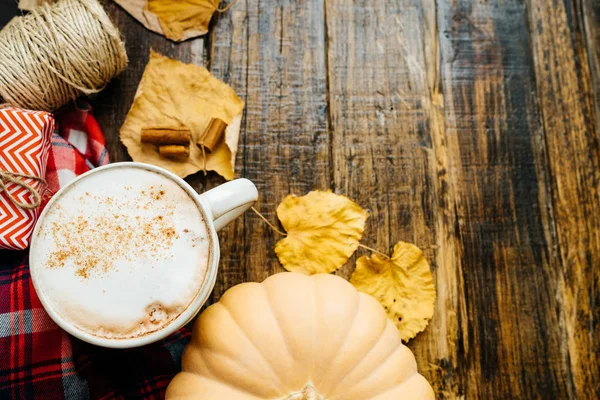 Sütlü kabak baharatlı veya kahve Kupası, Kuru yaprakları, hediyeler bir vi
