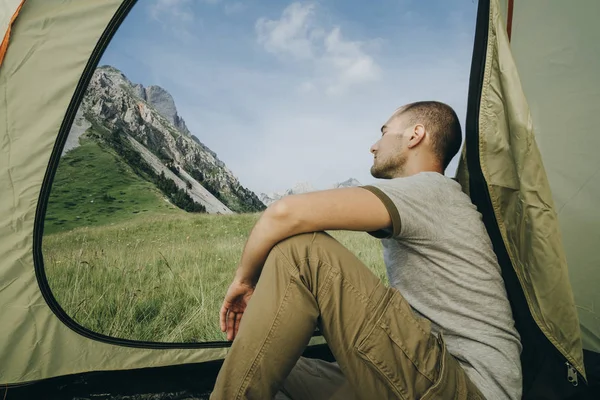 Masculino de volta na tenda com vista para a montanha em Montenegro, campista desfrutar — Fotografia de Stock