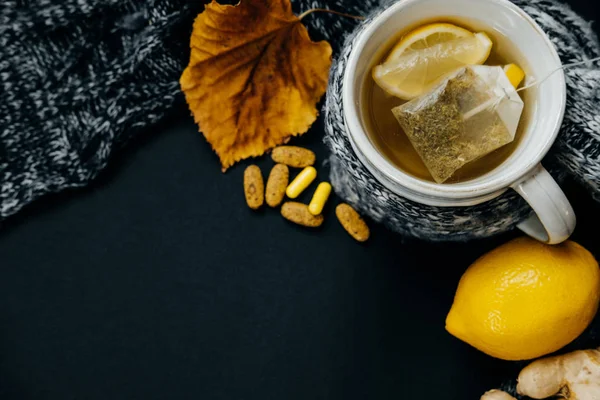 Çay limon, termometre, zencefil, eşarp, Tablet ve kuru Reaply — Stok fotoğraf