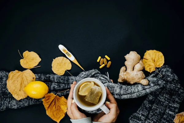Kadınların elleri ile çay, limon, termometre, zencefil, eşarp, Masa — Stok fotoğraf