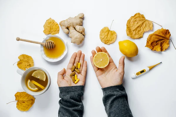 Üstten Görünüm erkek eller Tablet ve limon, çay, ahşap word s