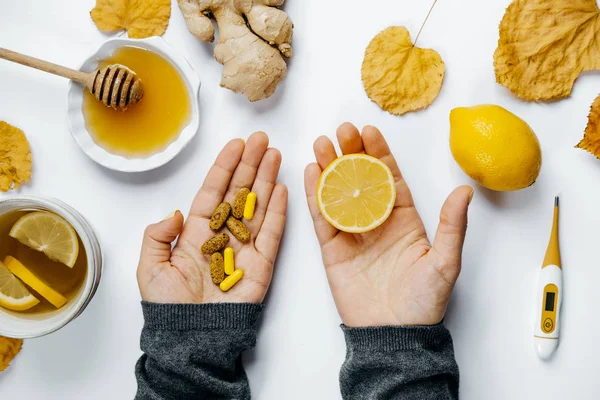 Üstten Görünüm kadın elleriyle Tablet ve limon, çay, ahşap kelime si