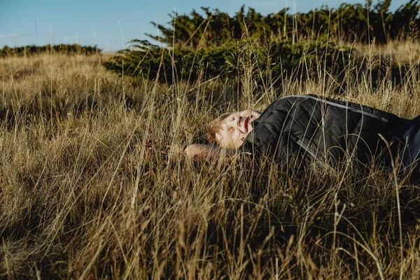 Mutlu çocuk açık havada dağ backgr sonbahar çim üzerinde yalan